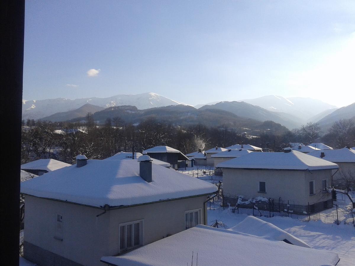 Family Hotel Balkana Aprilci Kültér fotó