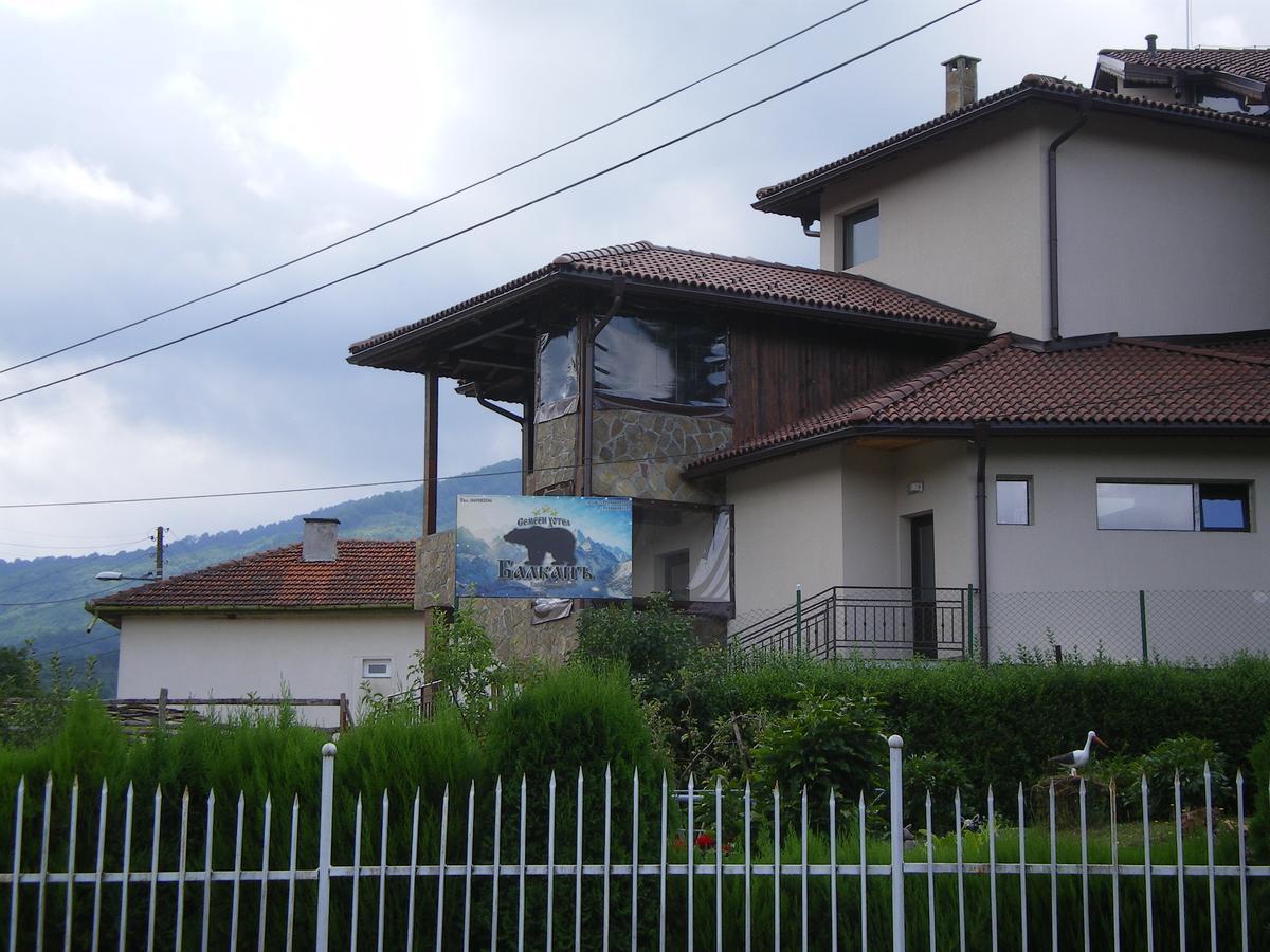 Family Hotel Balkana Aprilci Kültér fotó