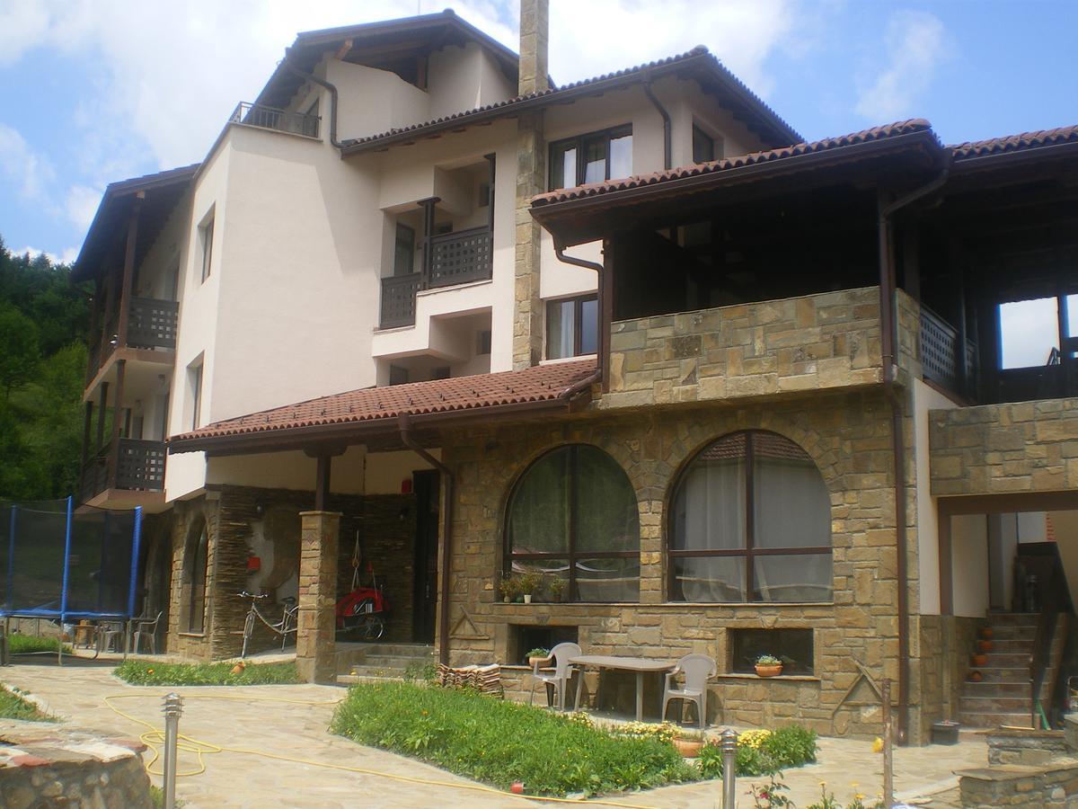 Family Hotel Balkana Aprilci Kültér fotó