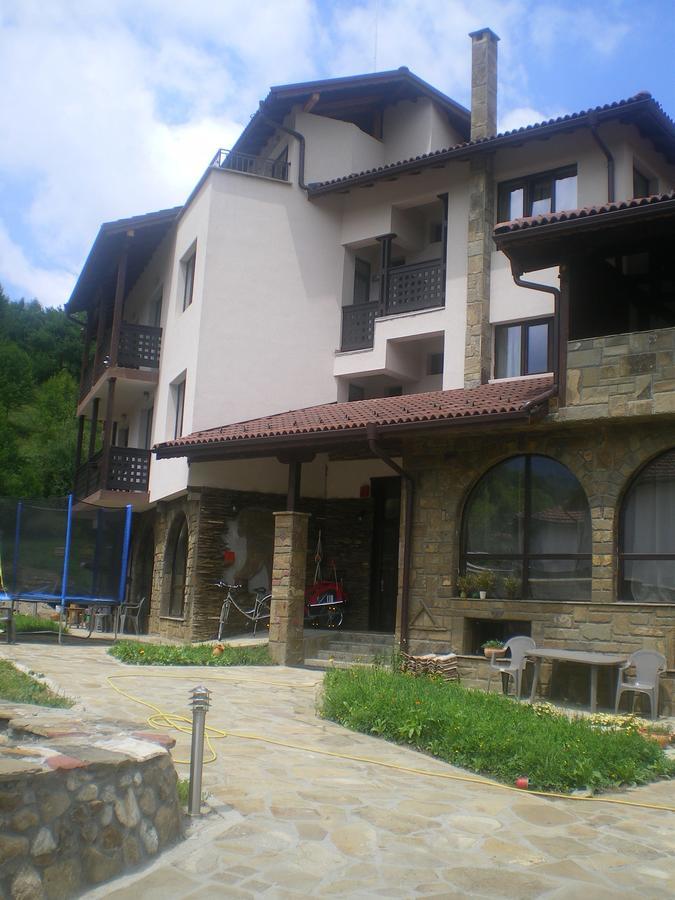 Family Hotel Balkana Aprilci Kültér fotó
