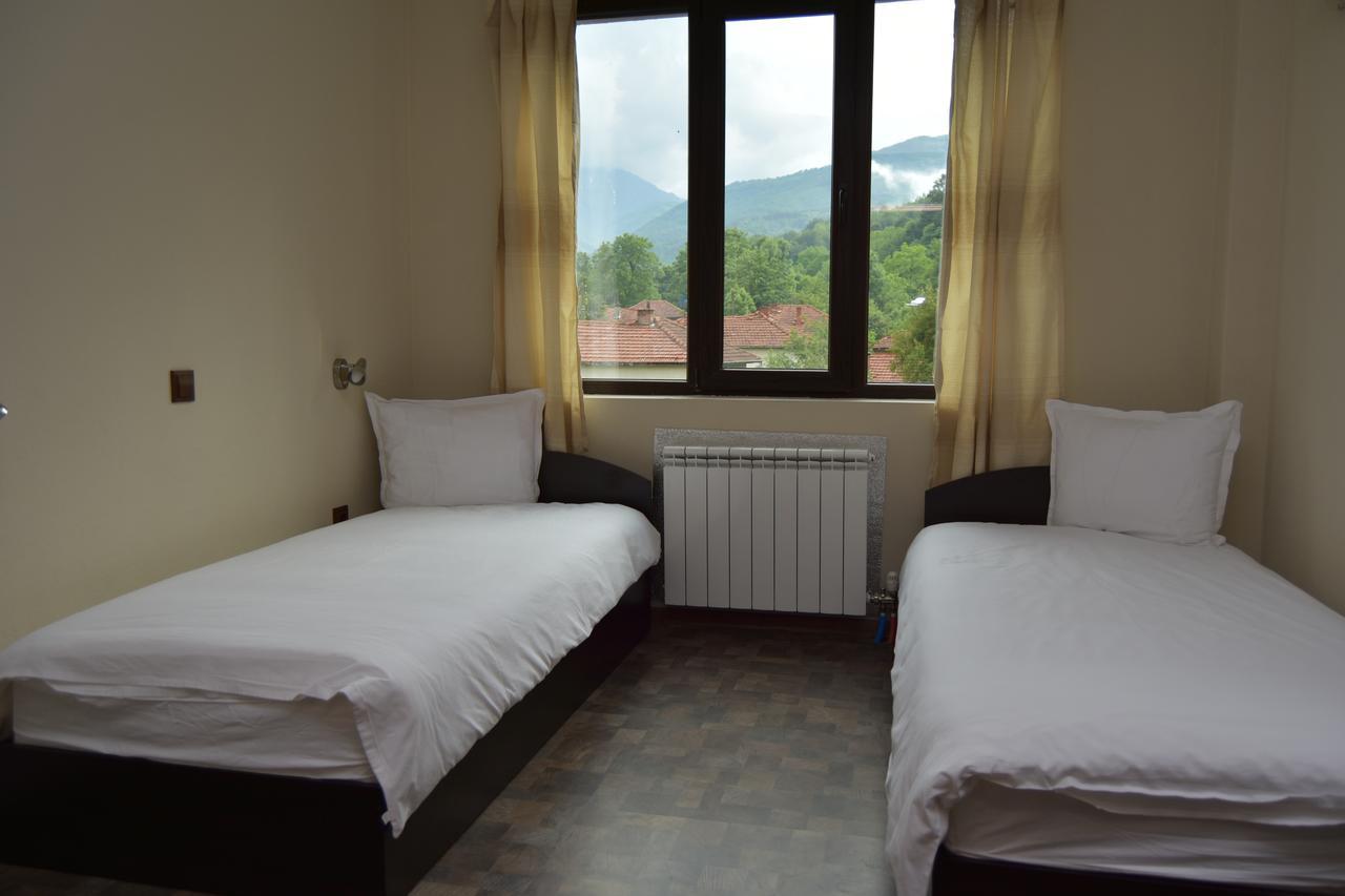Family Hotel Balkana Aprilci Kültér fotó