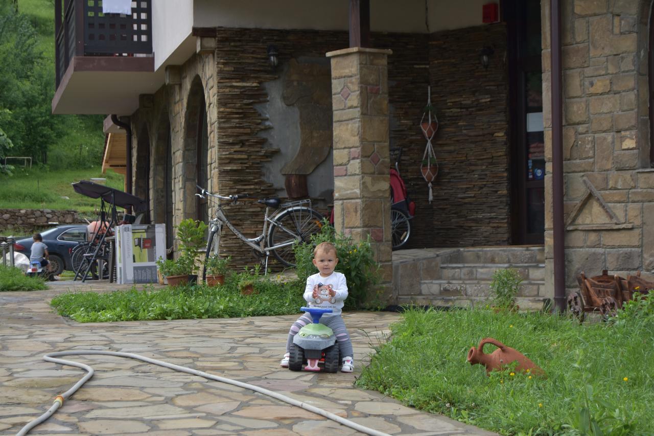 Family Hotel Balkana Aprilci Kültér fotó