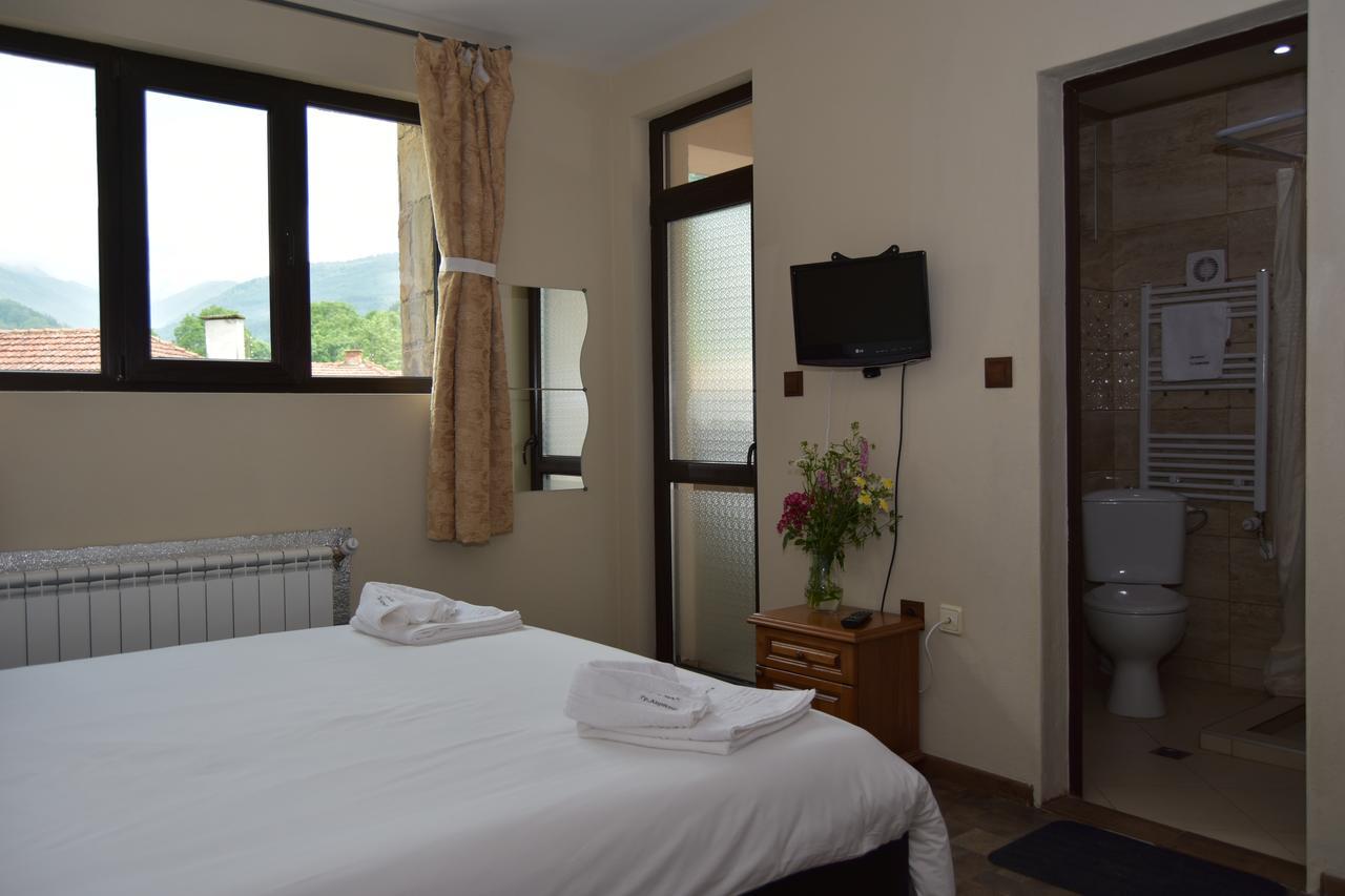 Family Hotel Balkana Aprilci Kültér fotó