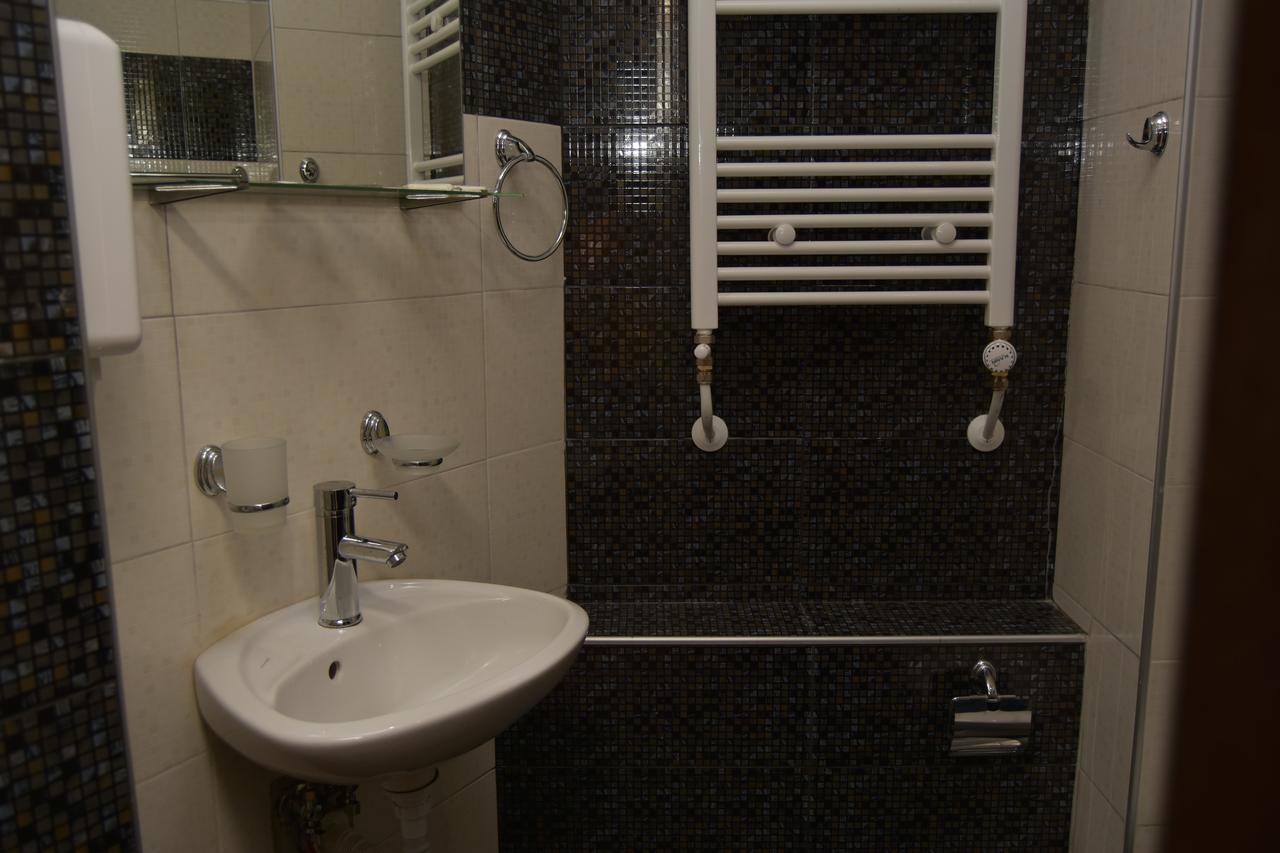 Family Hotel Balkana Aprilci Kültér fotó